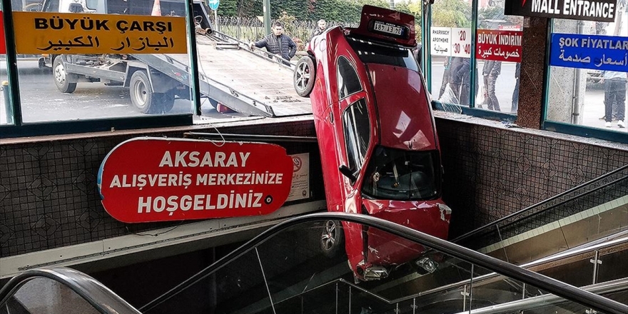 İstanbul'da Kaza Geçiren Otomobil Yeraltı Çarşısı Girişinde Askıda Kaldı