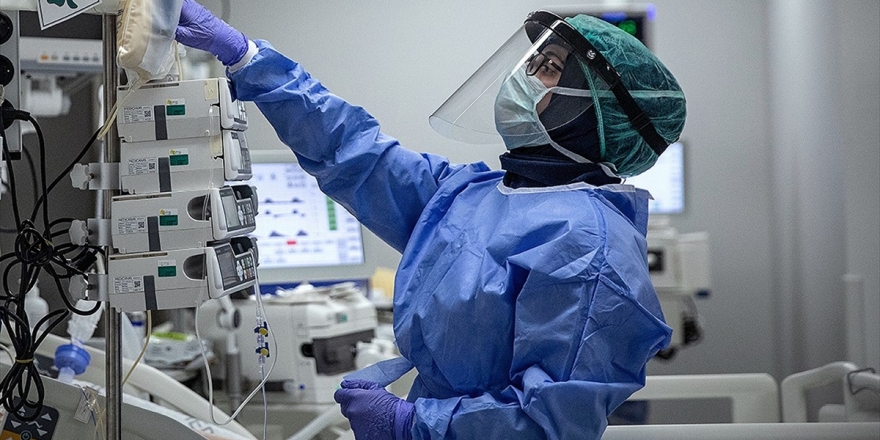 Kovid-19 Hastaları Akciğerlerine Daha Fazla Oksijen Gitmesi İçin Yüzükoyun Yatırılıyor