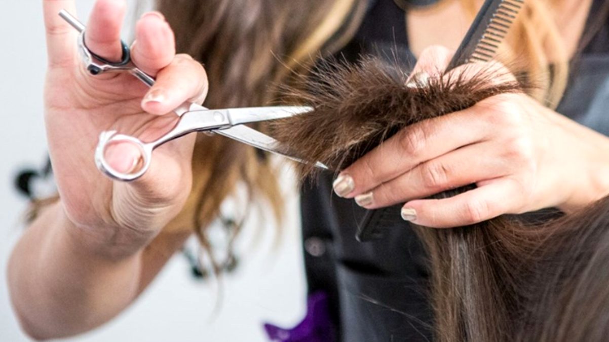 Kuaförler faaliyete başladıklarında sağlık çalışanlarına 1 ay ücretsiz hizmet verecek