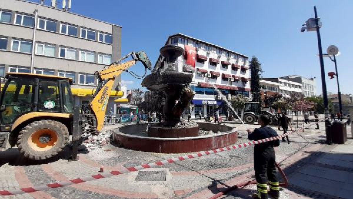 Edirne'de CHP'li belediye heykel yıktı