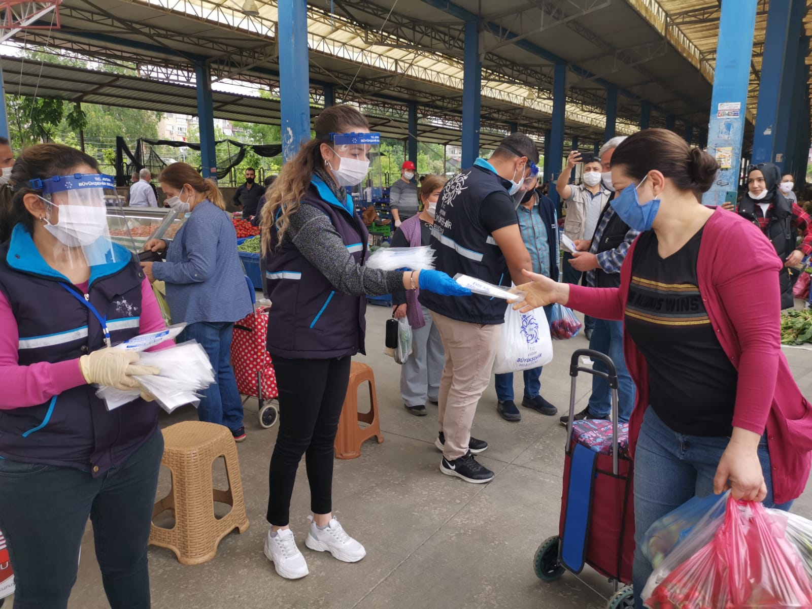 AYDIN BÜYÜKŞEHİR BELEDİYESİVATANDAŞI MASKESİZ BIRAKMIYOR