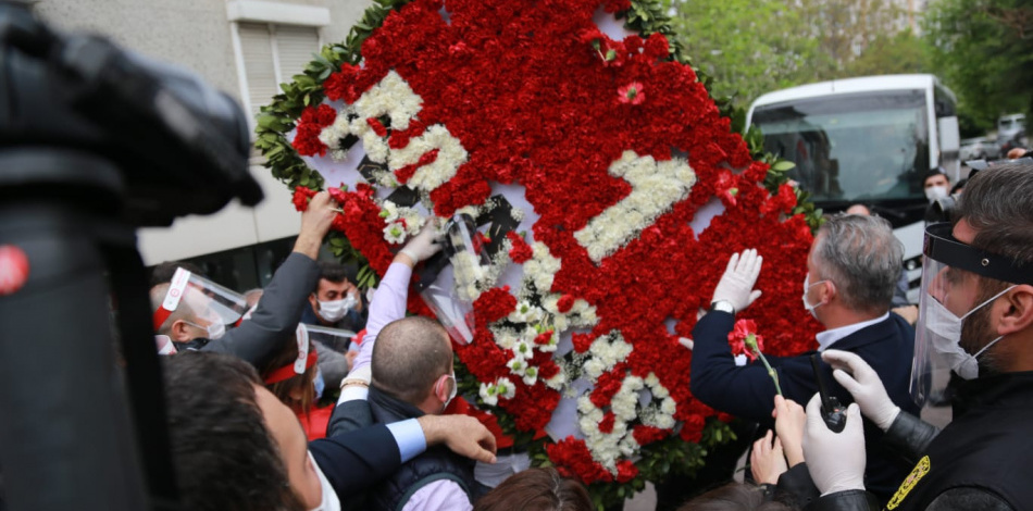 Taksim'e çelenk bırakmak isteyen DİSK yöneticileri gözaltına alındı