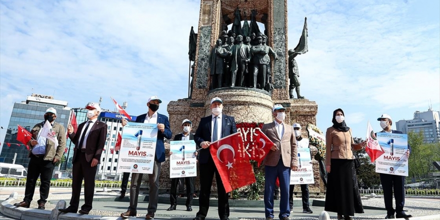 Sendikalar 1 Mayıs Dolayısıyla Taksim Cumhuriyet Anıtı'na Çelenk Bıraktı
