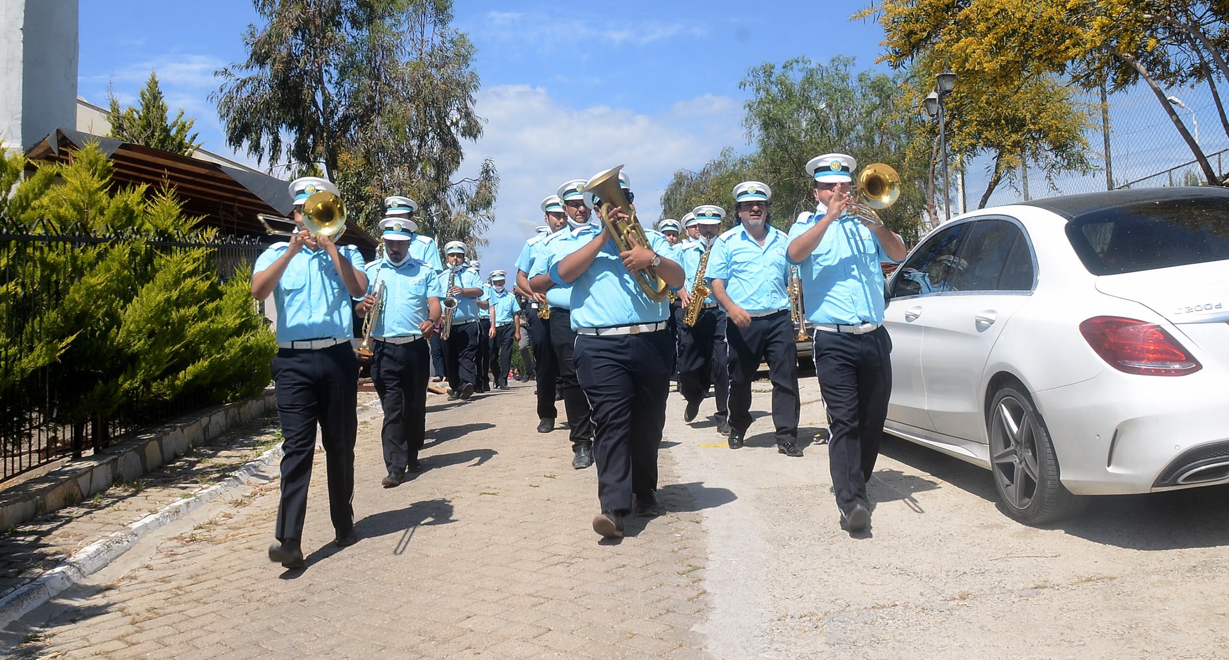 BANDO ÇALDI KUŞADALILAR MORAL BULDU