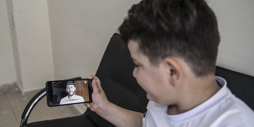 Engelli Suriyeli Çocuğa Formasını Giydiği Neymar'dan Görüntülü Teşekkür Mesajı