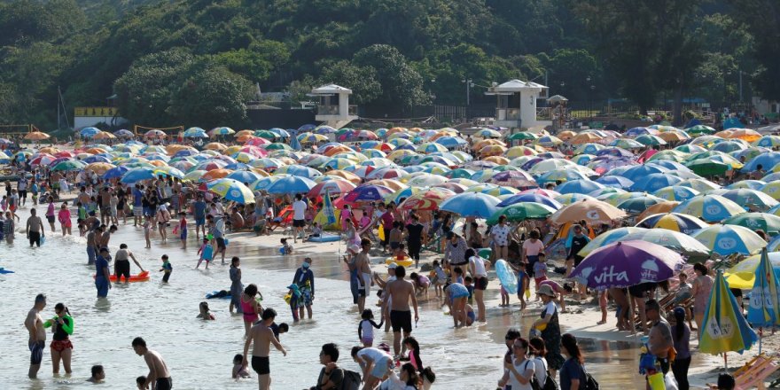 Çin'de halk koronaya rağmen plajlara doluştu