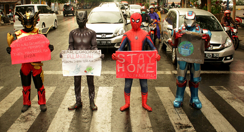 Endonezya sokaklarını süper kahramanlar bastı: Evde kalın, hayat güzel