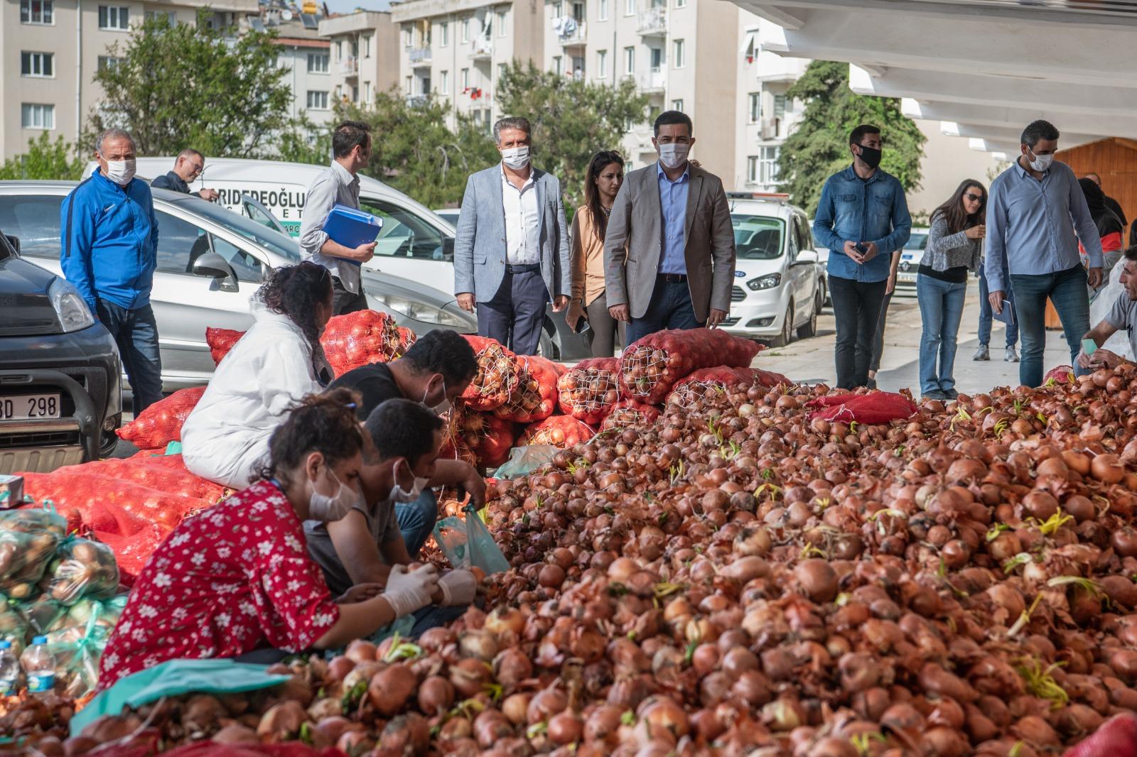MAHSULÜNU SATAMAYAN ÇİFTÇİYE KUŞADASI’NDAN YARDIM ELİ