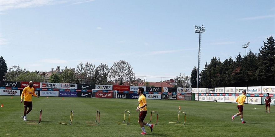 Galatasaraylı Futbolcular Sosyal Mesafe Ve Hijyen Kurallarına Uyarak Çalışıyor