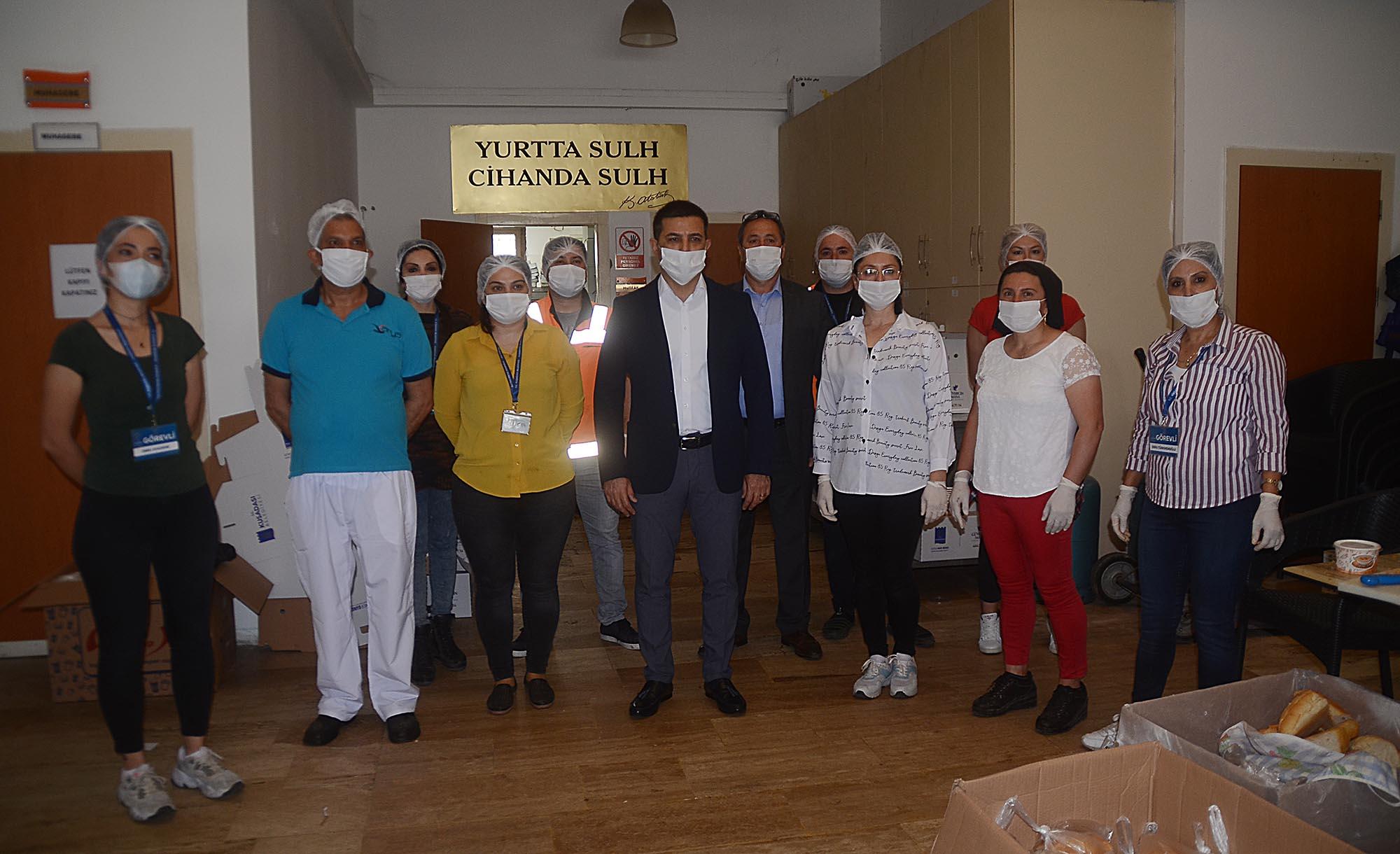 KUŞADASI BELEDİYESİ’NDEN 60 GÜNDE 27 BİN SICAK ÇORBA