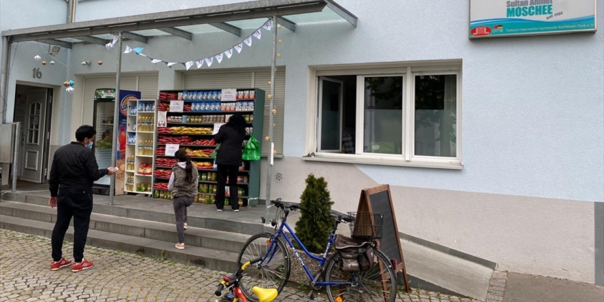 YTB' den Almanya'daki Türklerin 'Sadaka Dolabı' Projesine Gıda Yardımı