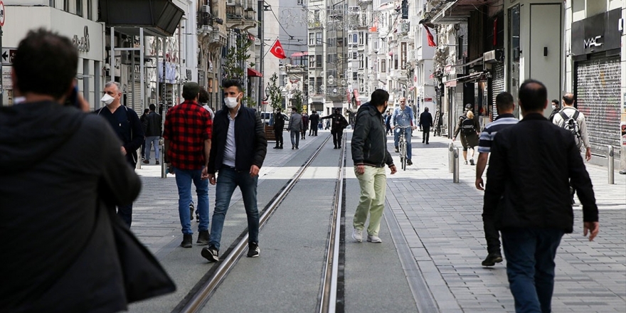 Taksim Meydanı Ve İstiklal Caddesi'nde Maske Zorunluluğu Ve 3 Metre Mesafe Kuralı Getirildi
