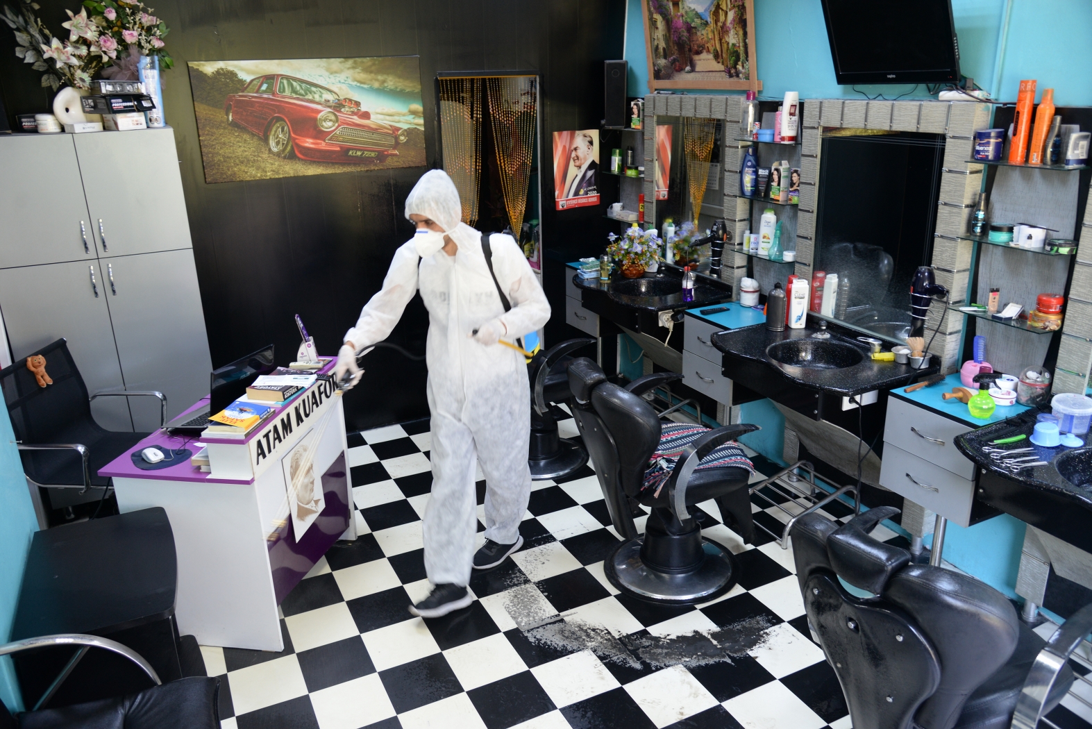 AYDIN BÜYÜKŞEHİR BELEDİYESİ BERBER VE KUAFÖRLERİ DEZENFEKTE EDİYOR