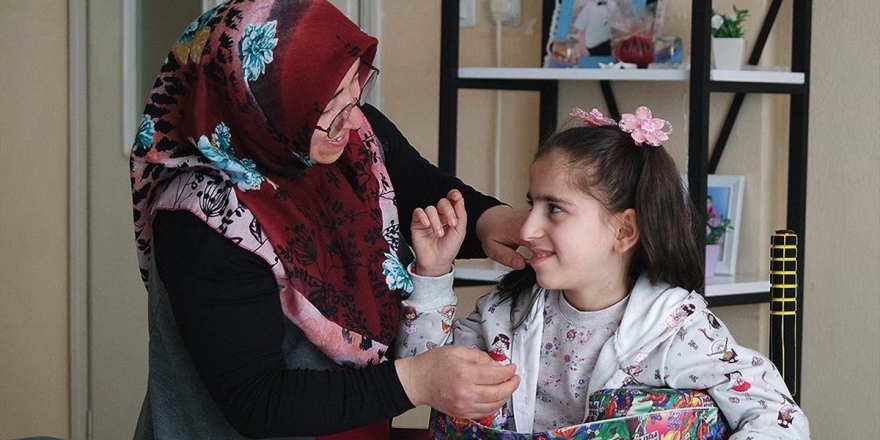 11 Yaşındaki Kızının Ayağa Kalkması İçin Tek Başına Mücadele Veriyor