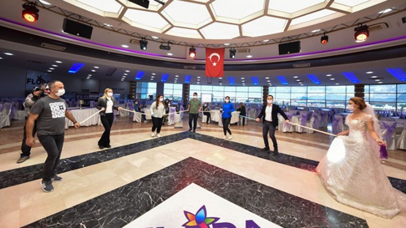 Düğünler için ilginç tedbir: Sosyal mesafe çubuğu