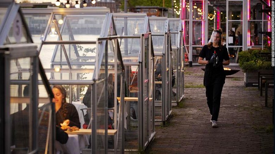 Amsterdam’daki Bir Restoran Cam Kabin Uygulamasını Tüm Dünyaya Tanıtarak Sosyal Mesafe Kuralını Arşa Taşıdı!