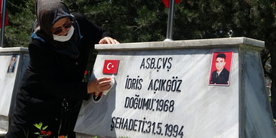 Yasak kalkınca şehit evladını görmeye gitti