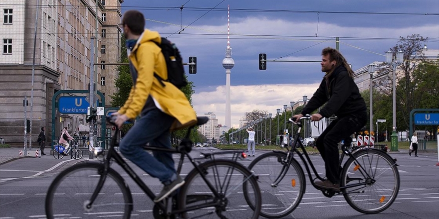 Almanya'da Kovid-19 Bulaş Oranı 1,1'e Çıktı