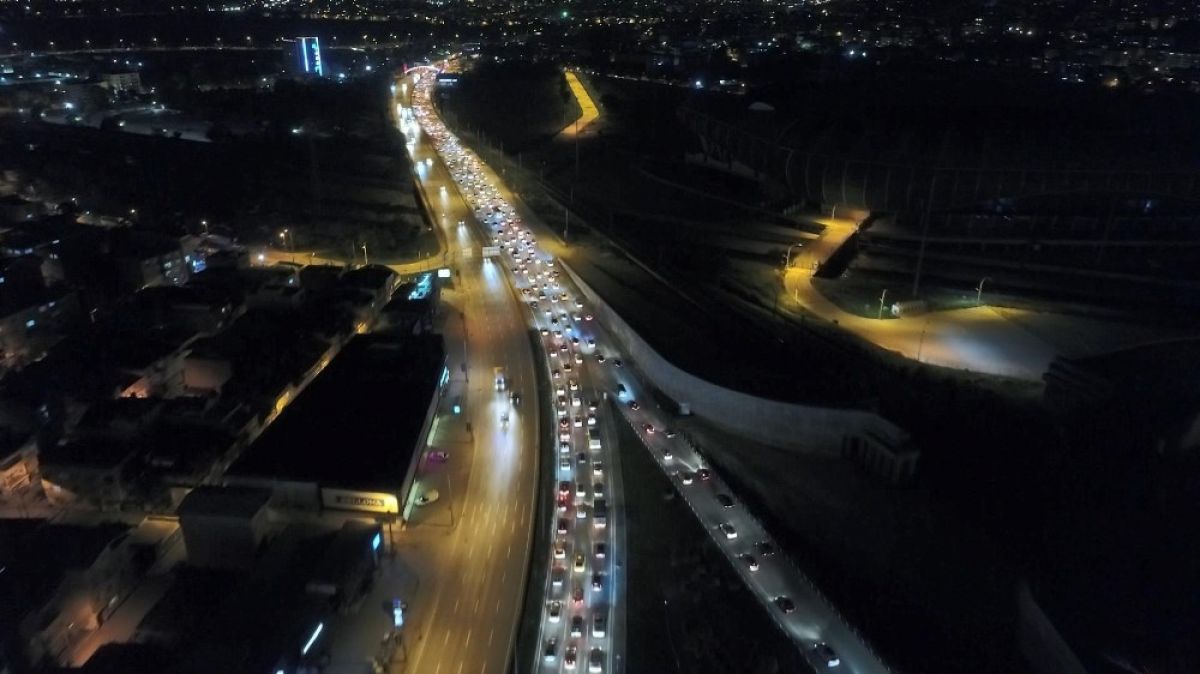 Bursa'da yasak sonrası kilometrelerce trafik oluştu