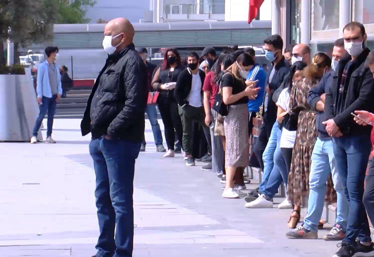 İstanbul'da AVM önünde yoğunluk