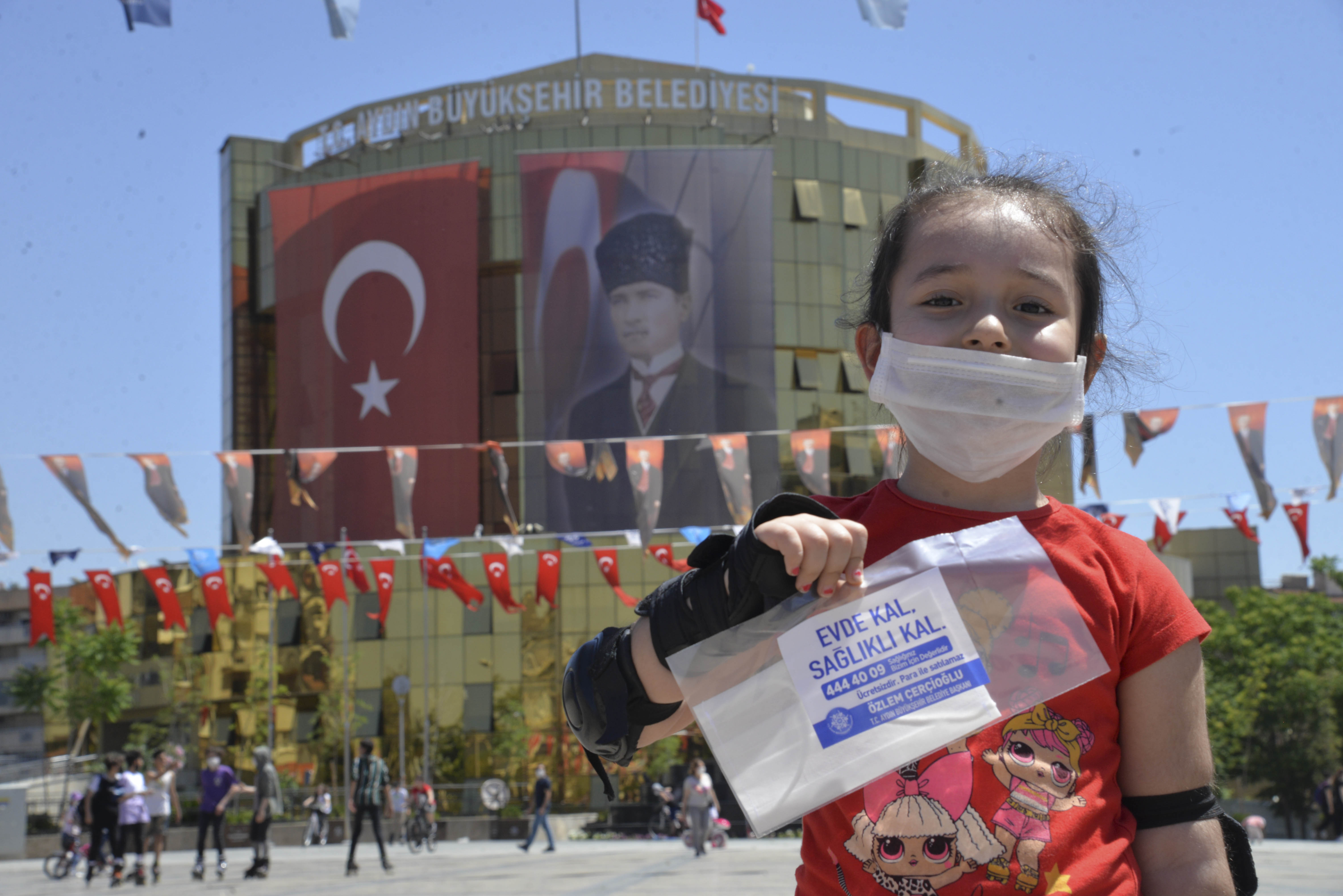 AYDIN BÜYÜKŞEHİR BELEDİYESİ ÇOCUKLARA BİNLERCE MASKE DAĞITTI