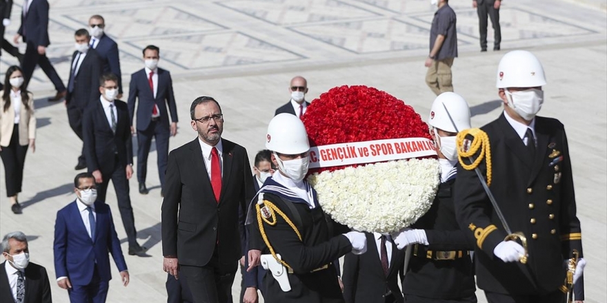 Gençlik Ve Spor Bakanı Kasapoğlu, Anıtkabir'i Ziyaret Etti