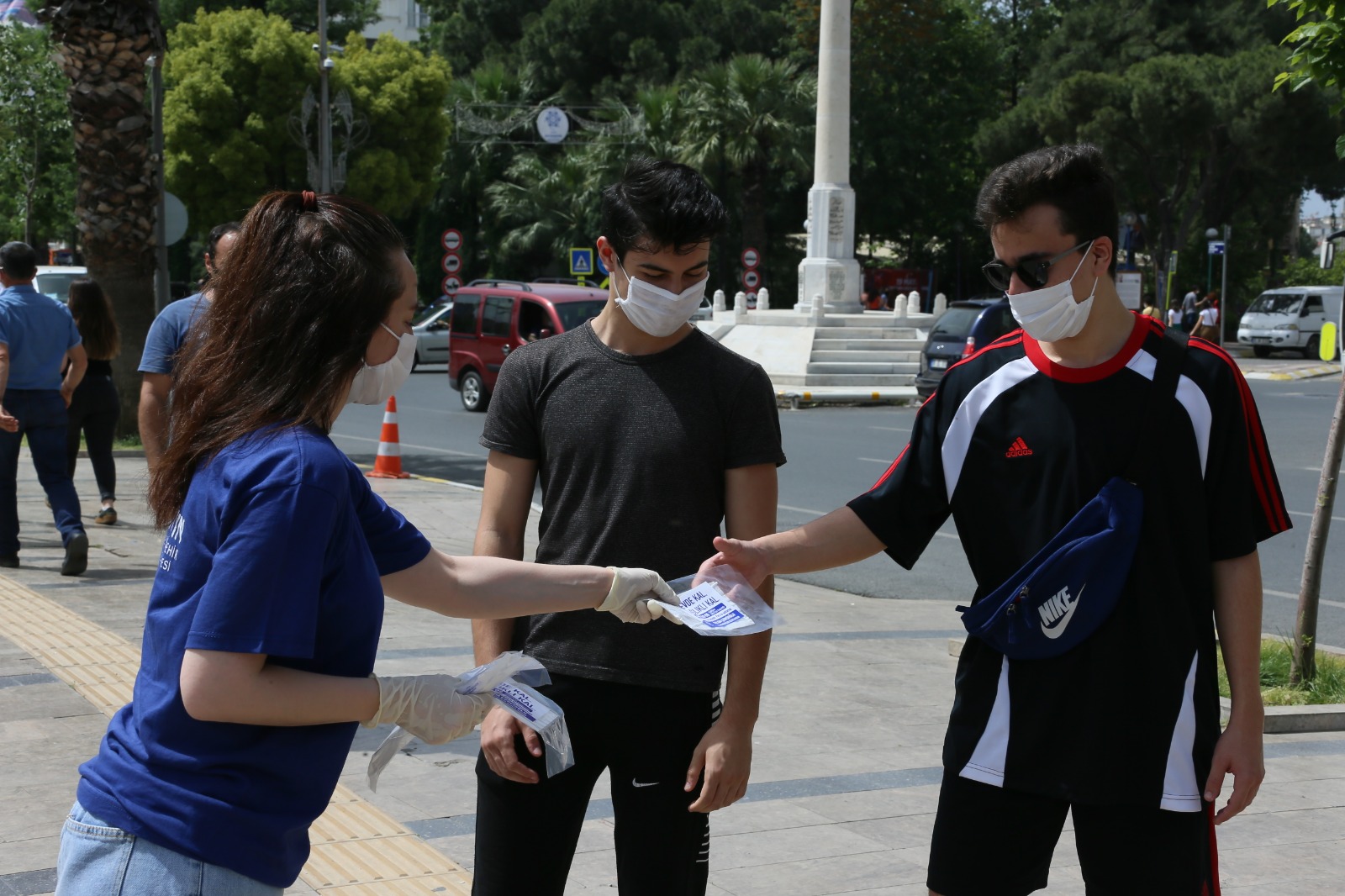 AYDIN BÜYÜKŞEHİR BELEDİYESİ GENÇLERE BİNLERCE MASKE DAĞITTI