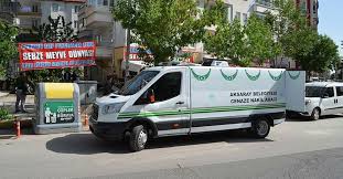 Boşanma aşamasındaki eşini çocuklarının gözleri önünde bıçaklayarak öldürdü