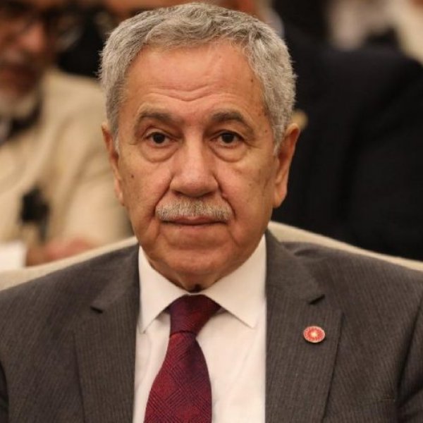 Bülent Arınç, camilerden her gün salavat okunmasını eleştirdi