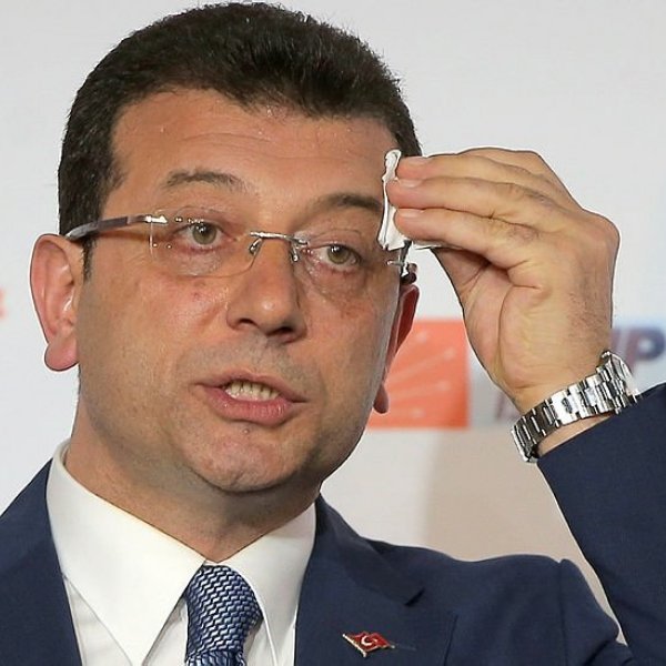 İmamoğlu'ndan muhtarlara 2 bin 600 liralık akıllı telefon