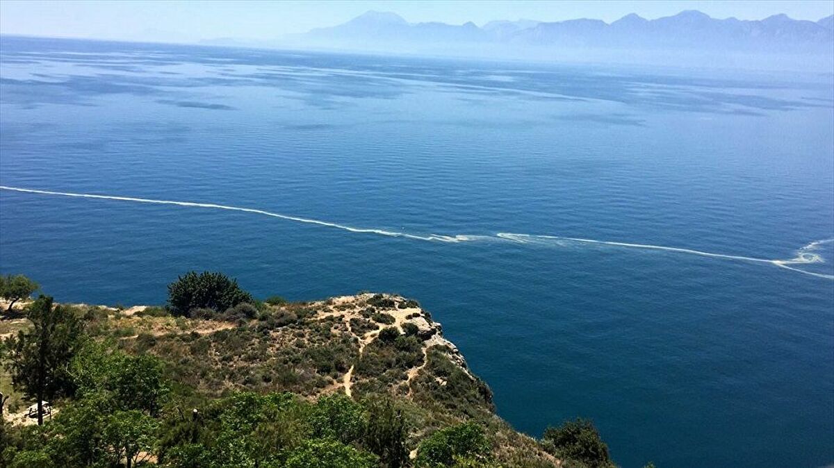 Antalya'da deniz üzerindeki sarı görüntünün nedeni ortaya çıktı