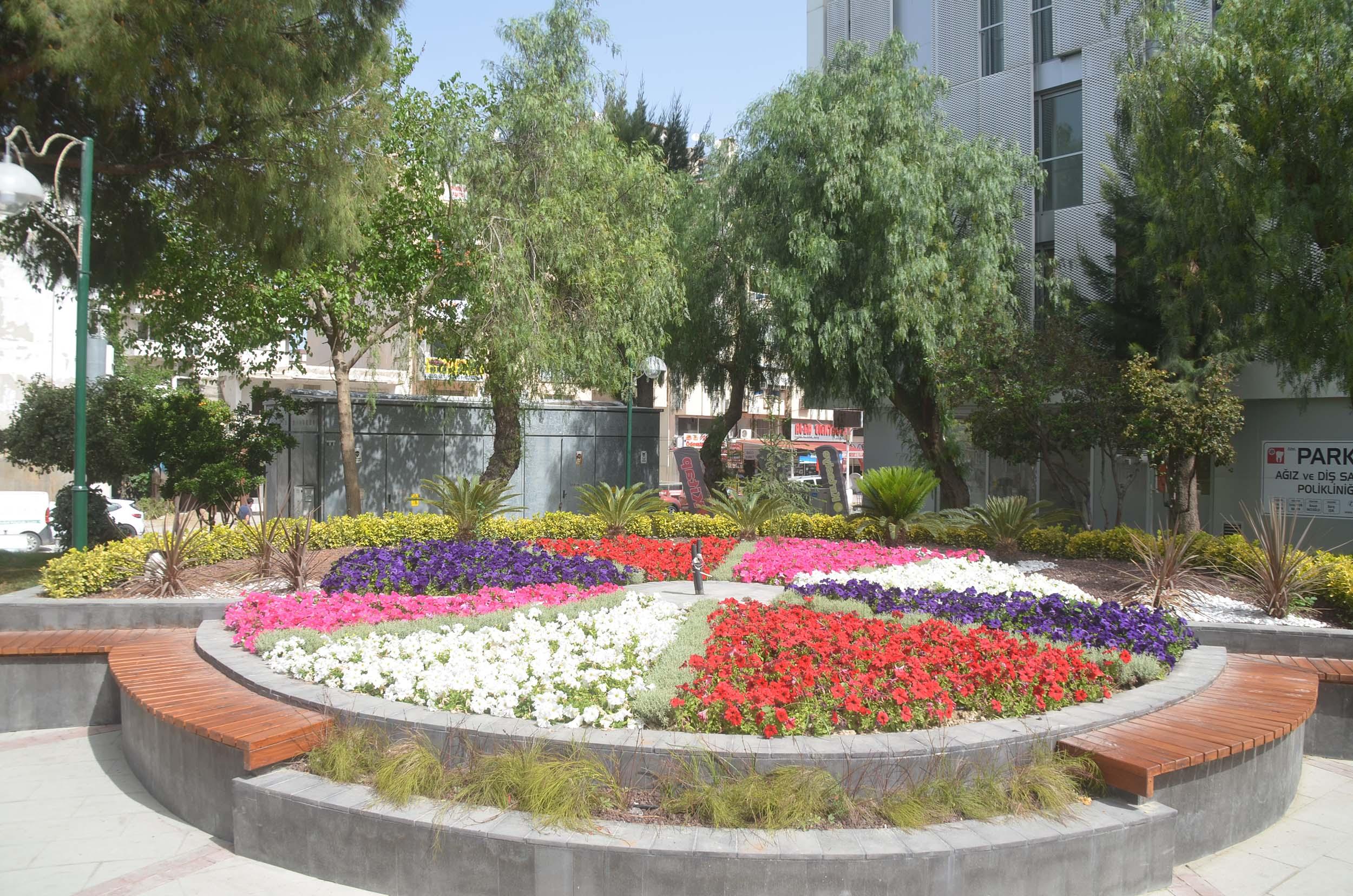 SİMGE İSİMLER KUŞADASI’NIN PARKLARINDA ÖLÜMSÜZLEŞİYOR