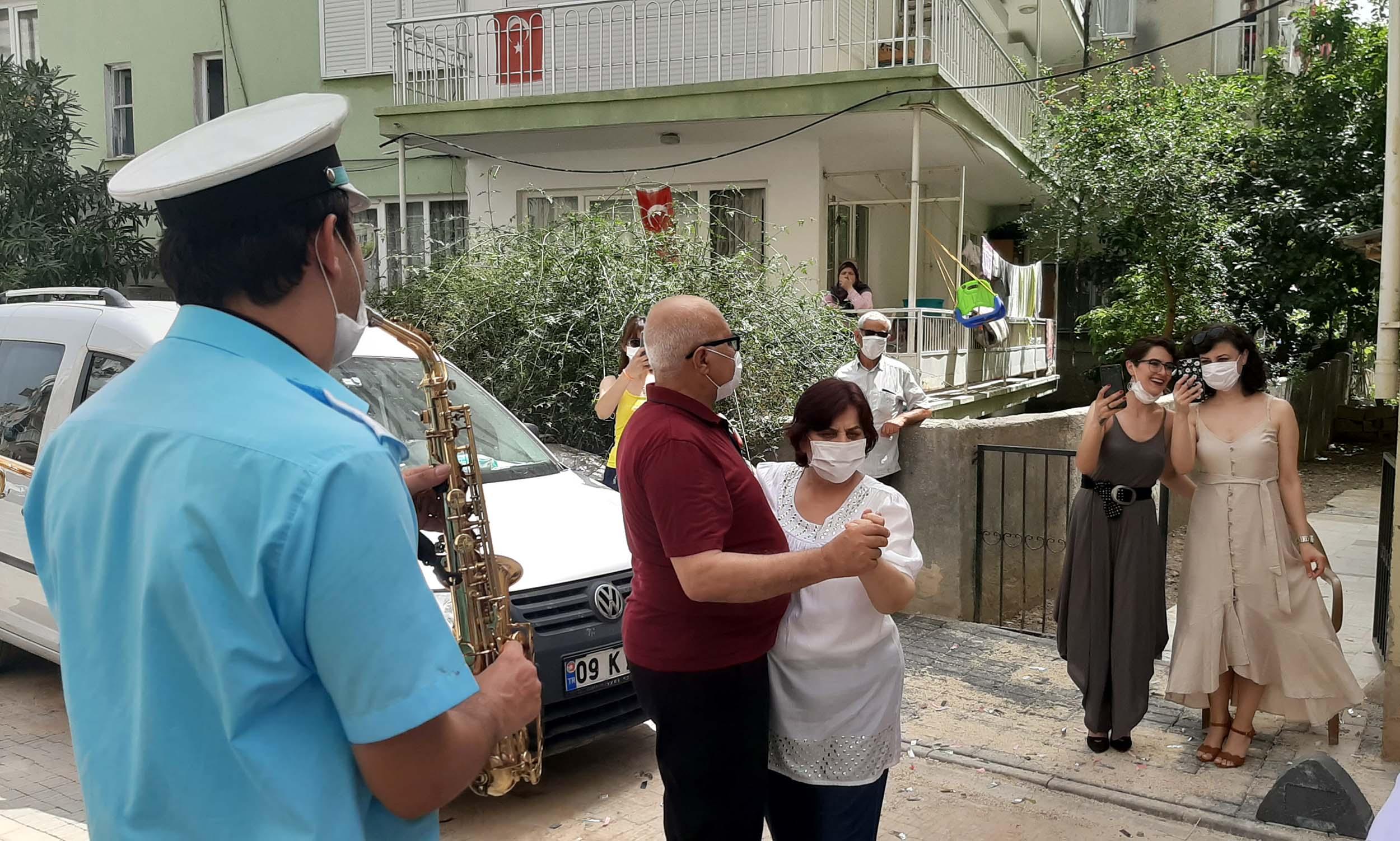 EVLİLİK YIL DÖNÜMÜNDE BANDO İLE SÜRPRİZ YAPTI