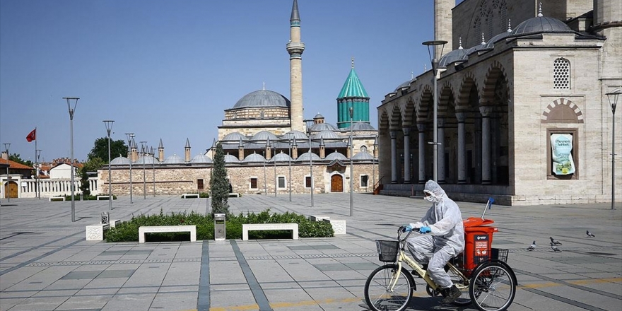'Bisikletli Koronavirüs Timleri' Atık Maske Ve Eldiven Topluyor