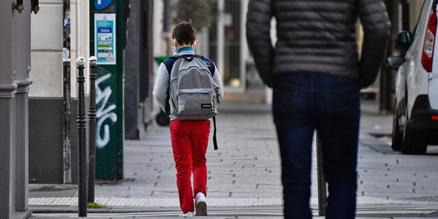 Fransa'da Okullar Açıldıktan Sonra 70 Öğrencide Kovid-19 Vakası Tespit Edildi