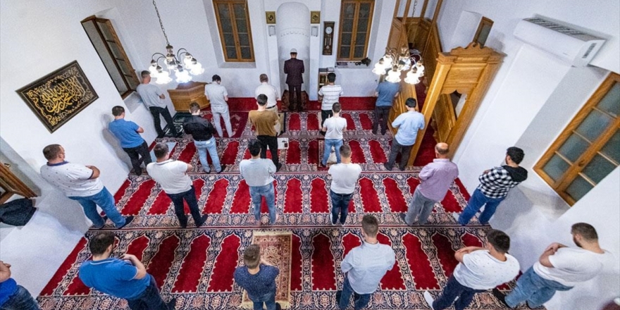 Balkanlar'da Kadir Gecesi Dualarla İdrak Edildi