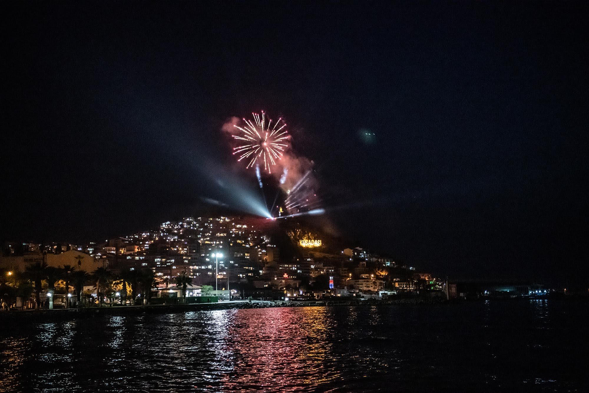 19 MAYIS COŞKUSU GÖKYÜZÜNÜ AYDINLATTI