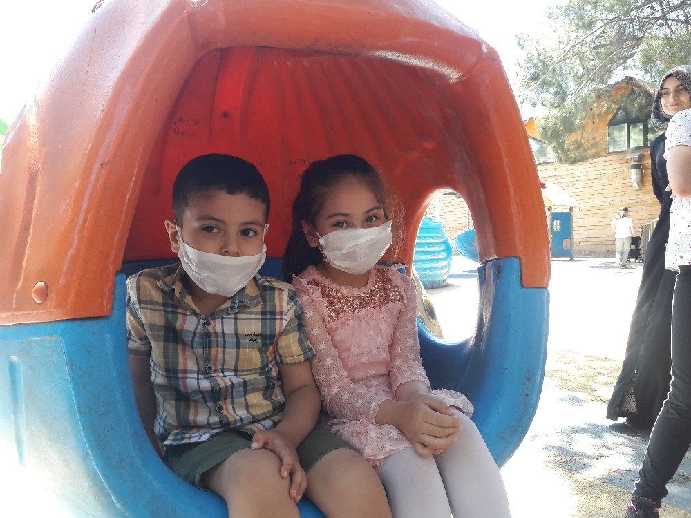 Sokağa çıkmalarına izin verilen çocuklar parklarda doyasıya eğlendi