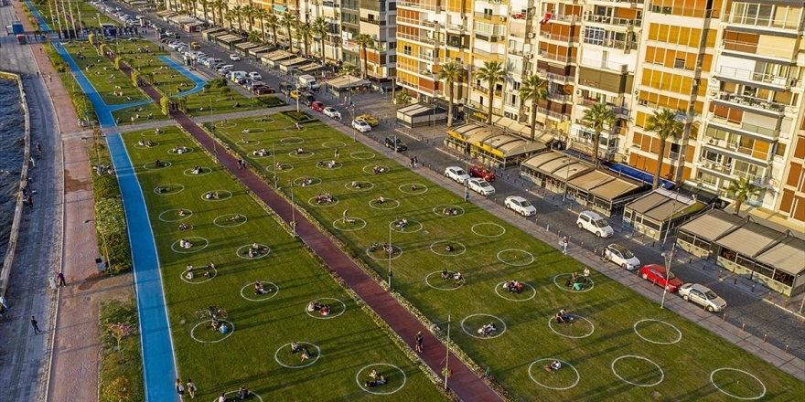 İzmir'de Yeşil Alanlarda 'Çemberli Sosyal Mesafe' Dönemi