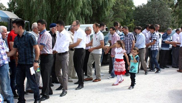 Sağlık Bakanlığı Koronavirüs Bilim Kurulu üyeleri, bayram ziyaretleriyle ilgili tavsiyelerde bulundu. Bu durumun herkes için çok zor olduğunu belirten uzman isimler, salgından kurtulmak istiyorsak bu bayramda komşularımızla