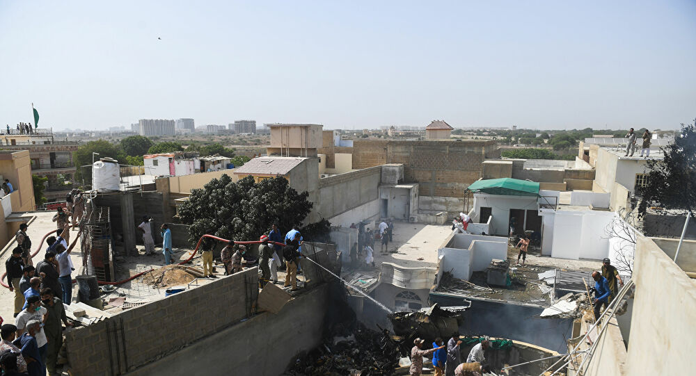 Pakistan'da yolcu uçağı yerleşim yerine düştü: 107 ölü