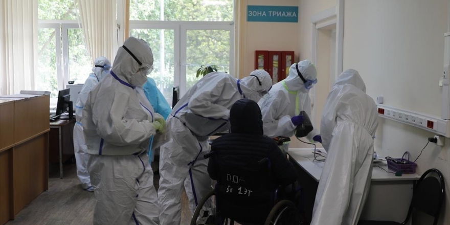 AA Ekibi Rusya’da Doktorların Kovid-19 Mücadelesini Görüntüledi