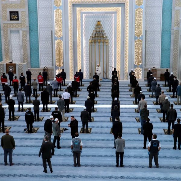 Ankara'da sınırlı sayıda bayram namazı