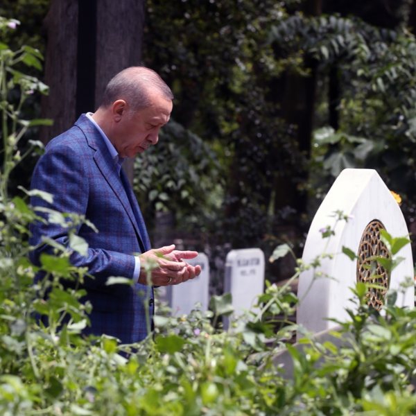 Erdoğan, babası ve annesinin kabristanını ziyaret etti