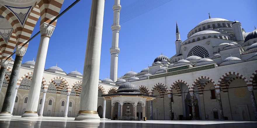 İstanbul'da Avlusu Ve Çevresi Müsait Olan Camilerde Cuma Namazı Kılınabilecek