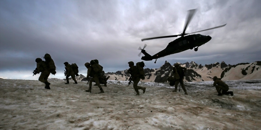 Mehmetçik İkiyaka Dağları'nda Teröristlere Nefes Aldırmıyor