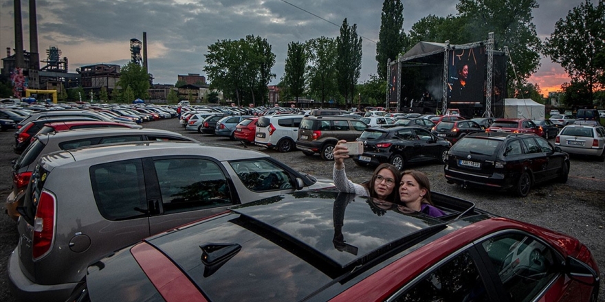 Avrupa Ülkeleri Kovid-19 Tedbirlerini Kaldırmaya Devam Ediyor