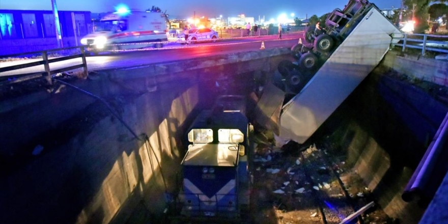 Mersin'de Üst Geçitten Yük Treninin Üzerine Düşen Tırın Şoförü Yaralandı