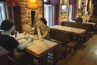 Kafelerde cansız mankenli sosyal mesafe önlemi