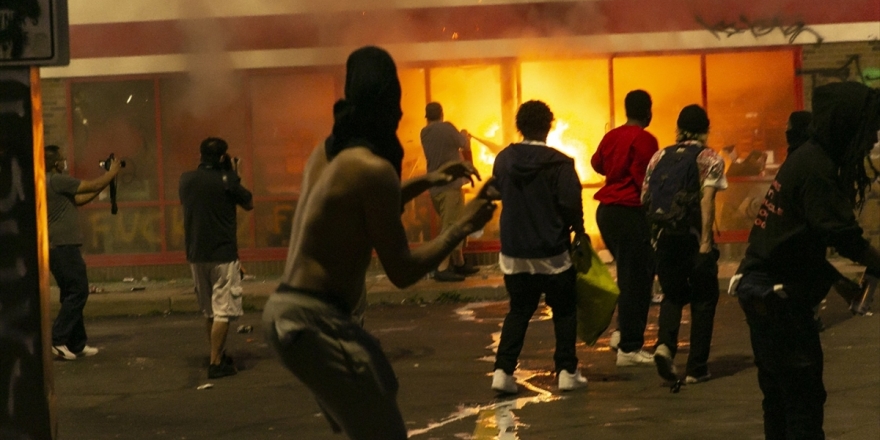 Siyahi Floyd'un Polis Şiddetiyle Öldüğü Minnesota'da 'Acil Durum' İlan Edildi